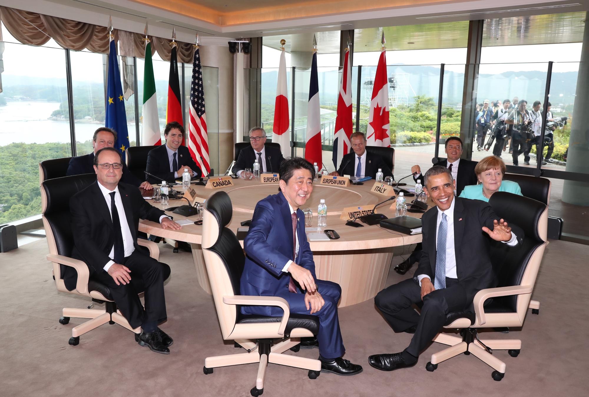 伊勢志摩サミット円卓にて集合写真