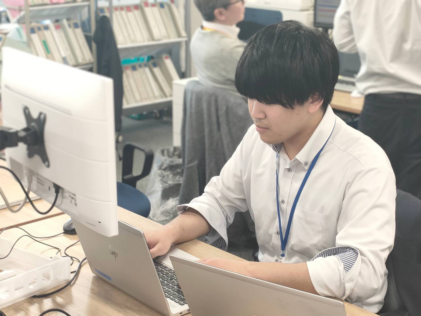 パソコンに向かって仕事をする土屋さんの写真