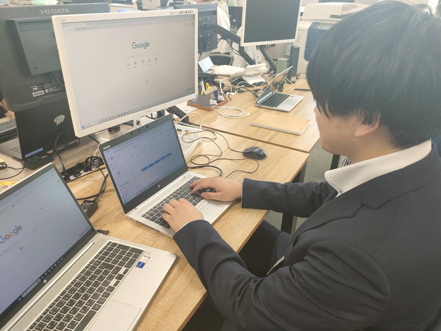 パソコンに向かって仕事をする土屋さんの写真