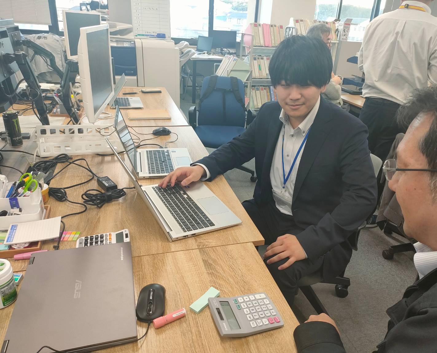 職場の人と話す土屋さん