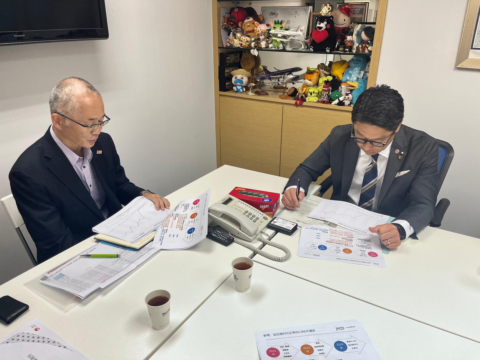 日本政府観光局香港事務所にて 小沼事務局長(写真左)と面談する橋爪市長