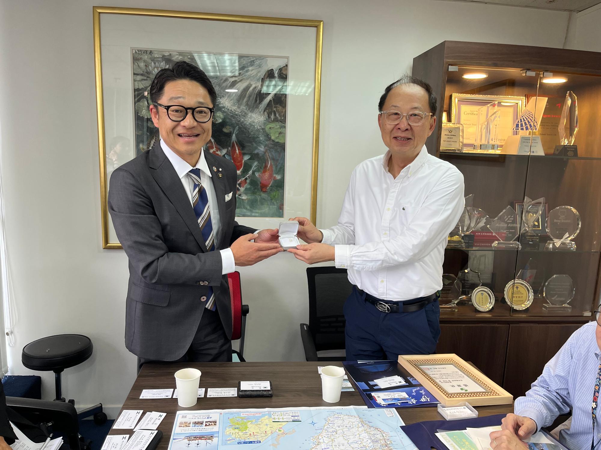 POLO AIR TRAVEL 楊佳霖社長(写真右)と 橋爪市長