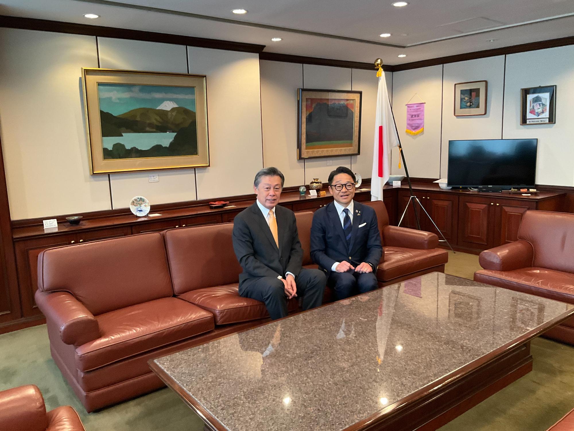岡田総領事(大使)(写真左)と橋爪市長
