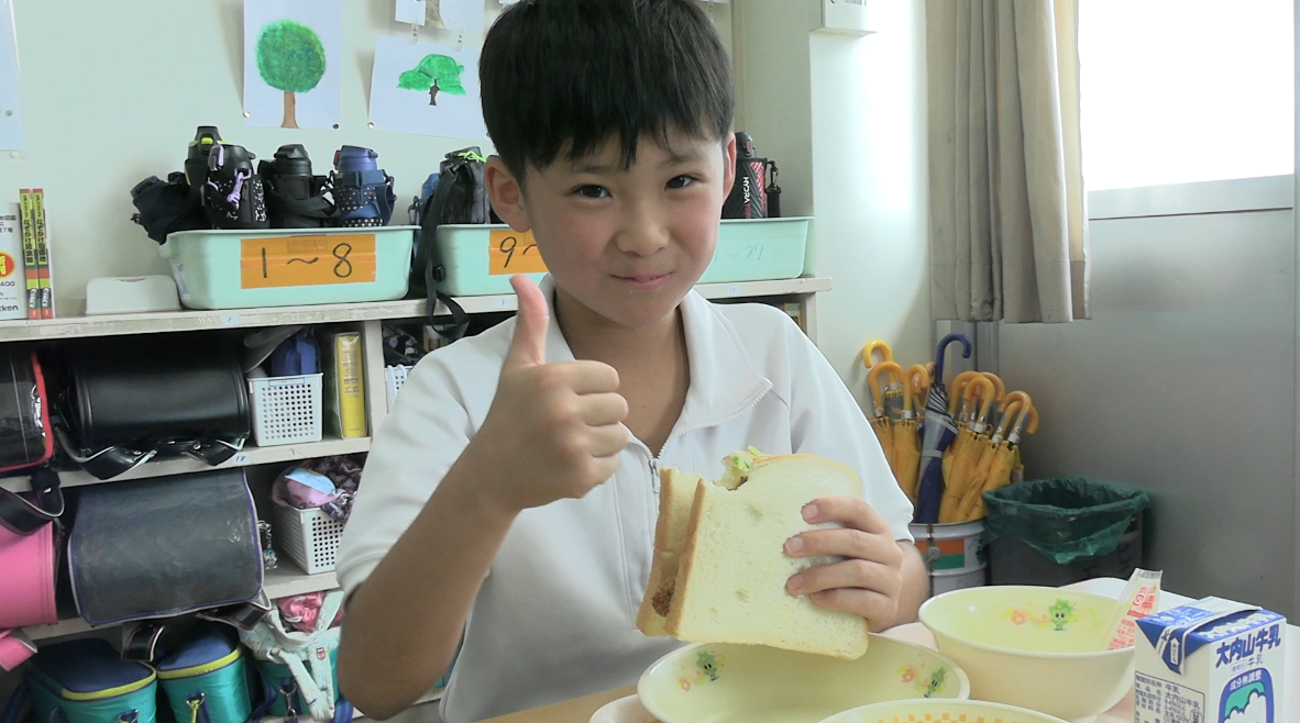 9月12日志摩産アイゴの給食を食べる磯部小学校5年松組の児童