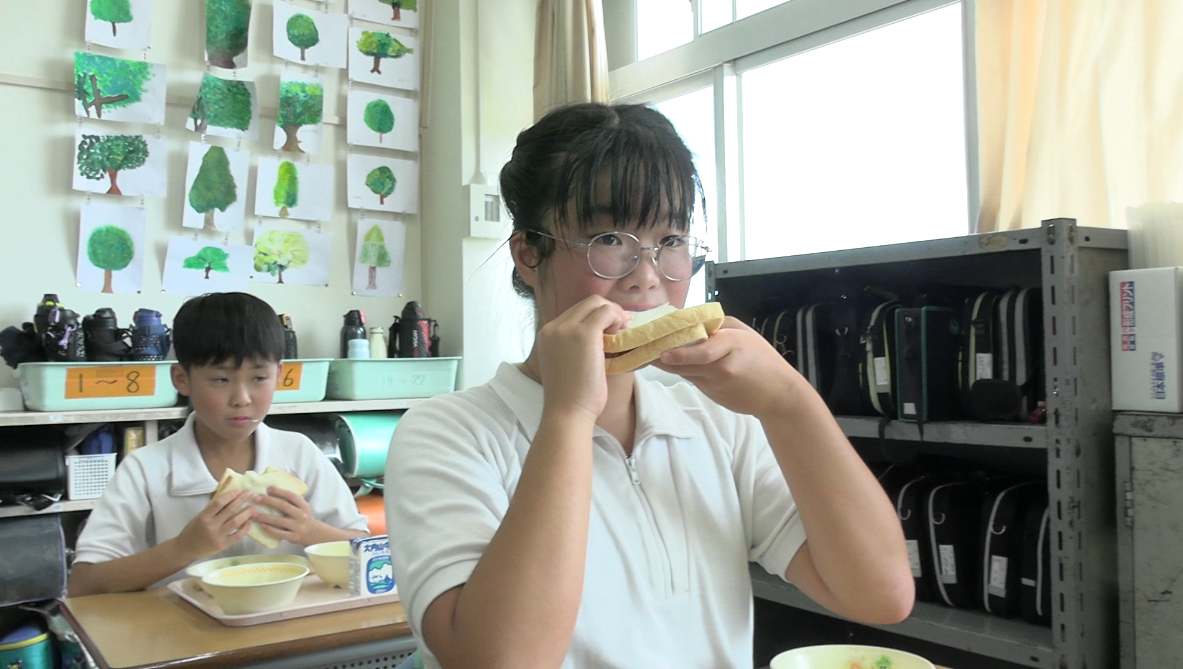 9月12日志摩産アイゴの給食を食べる磯部小学校5年松組の児童