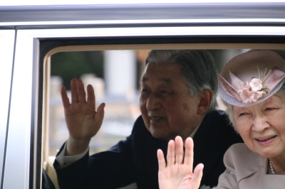 車内から手を振る両陛下