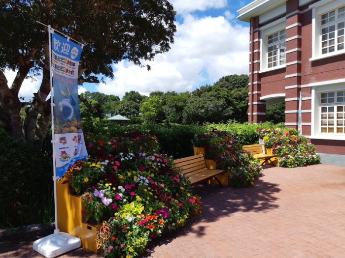 市立図書館の国体飾り花1