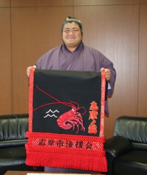 <p>化粧まわしを贈呈される志摩ノ海関(2018年)</p>