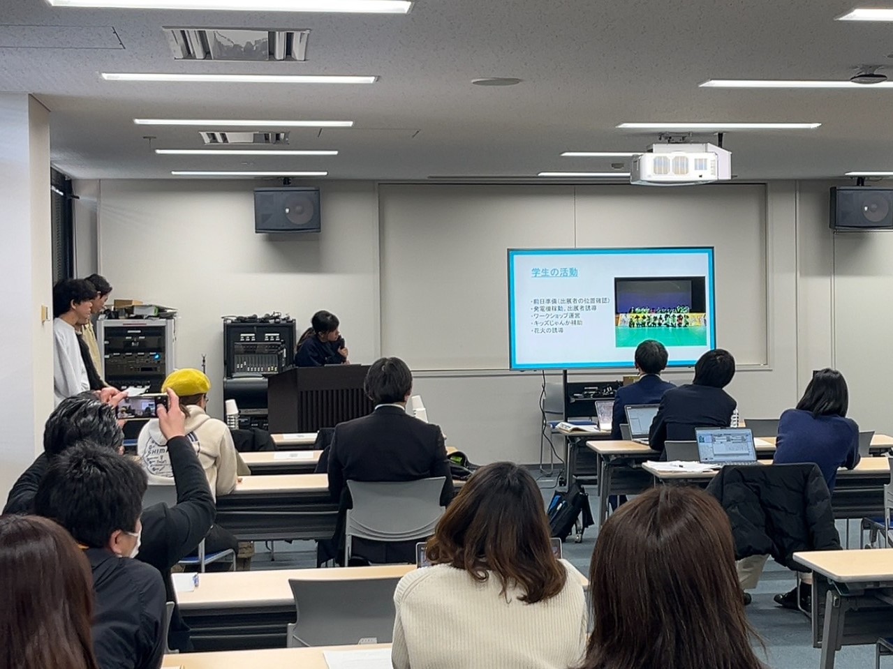 学生による活動報告の様子