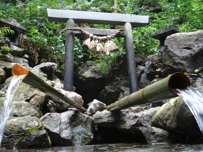 恵利原の水穴（天の岩戸）