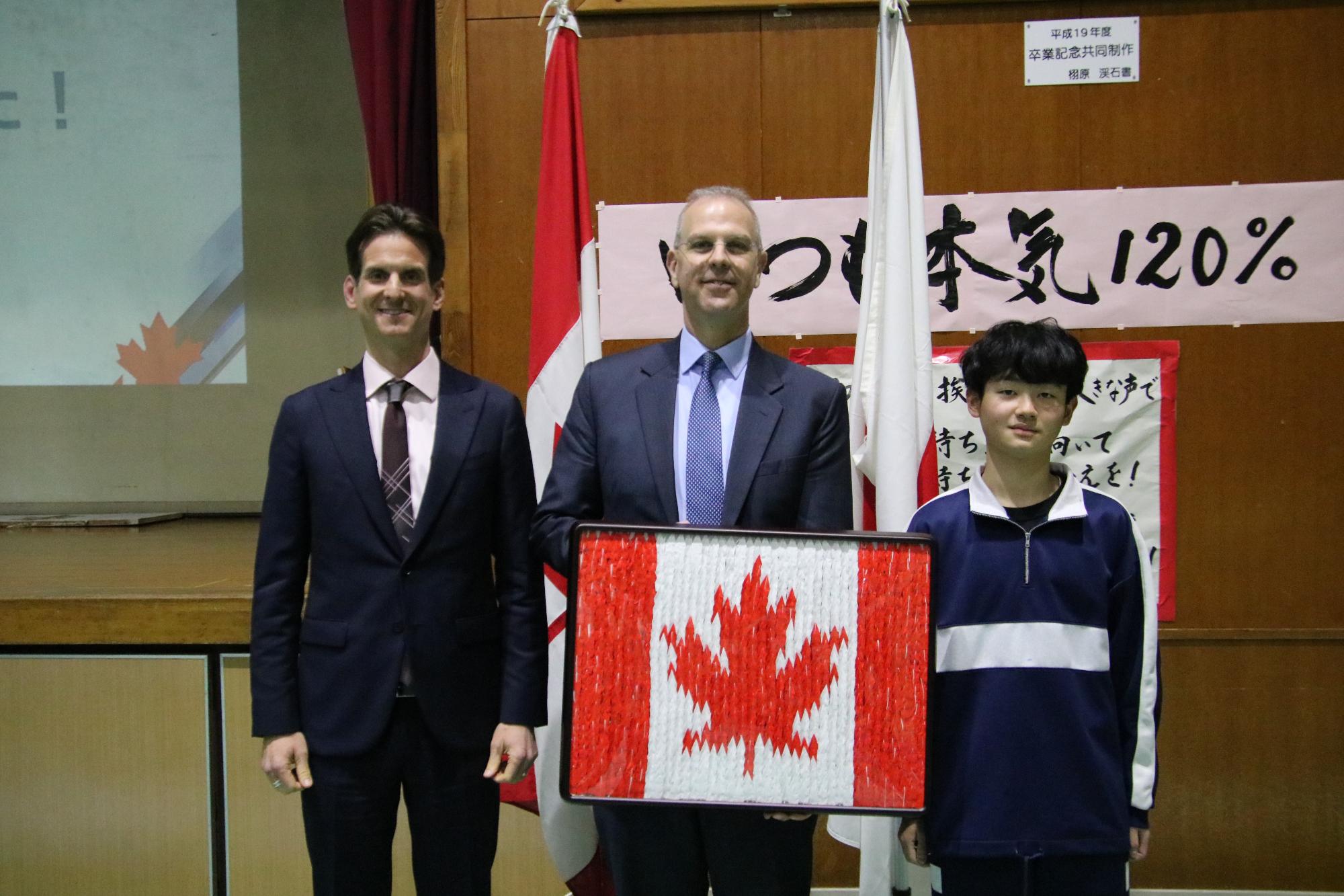東海中学校から千羽鶴のカナダ国旗を贈呈