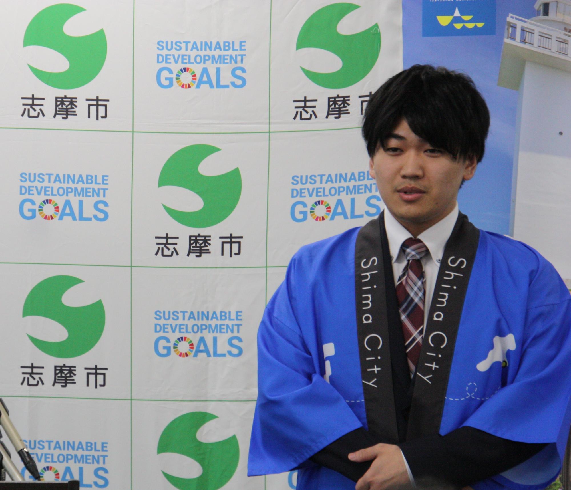 地域活性化起業人としてあいさつをする土屋さん