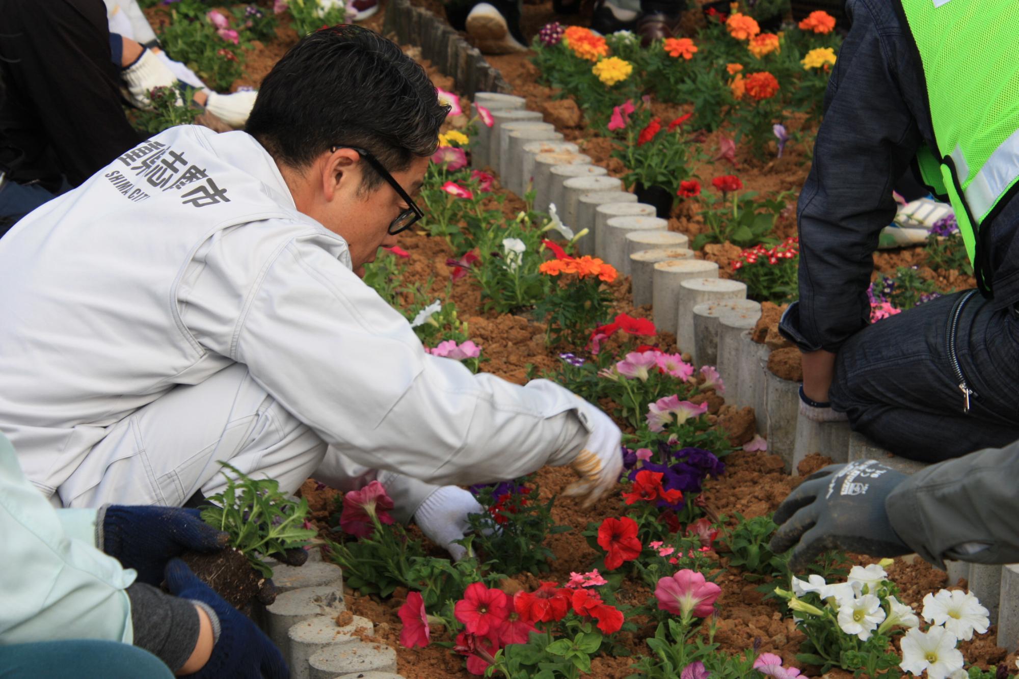 みえ花と絆のプロジェクトで花を植える橋爪市長