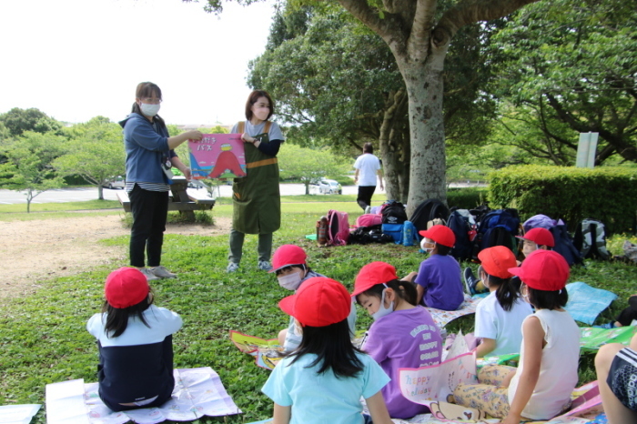 東海小学校青空読み聞かせ1