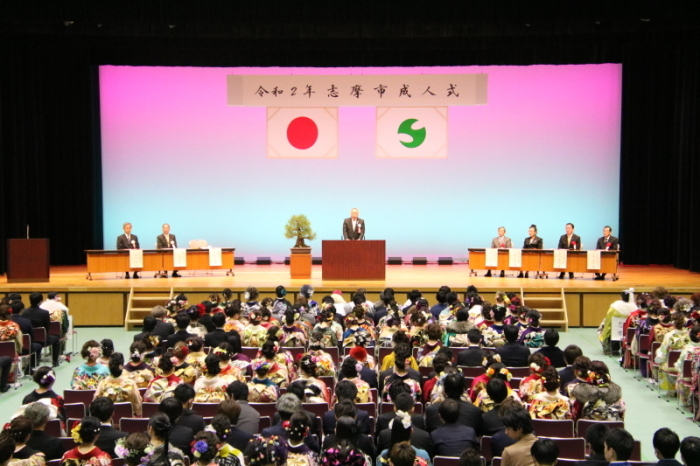 成人式会場のようす