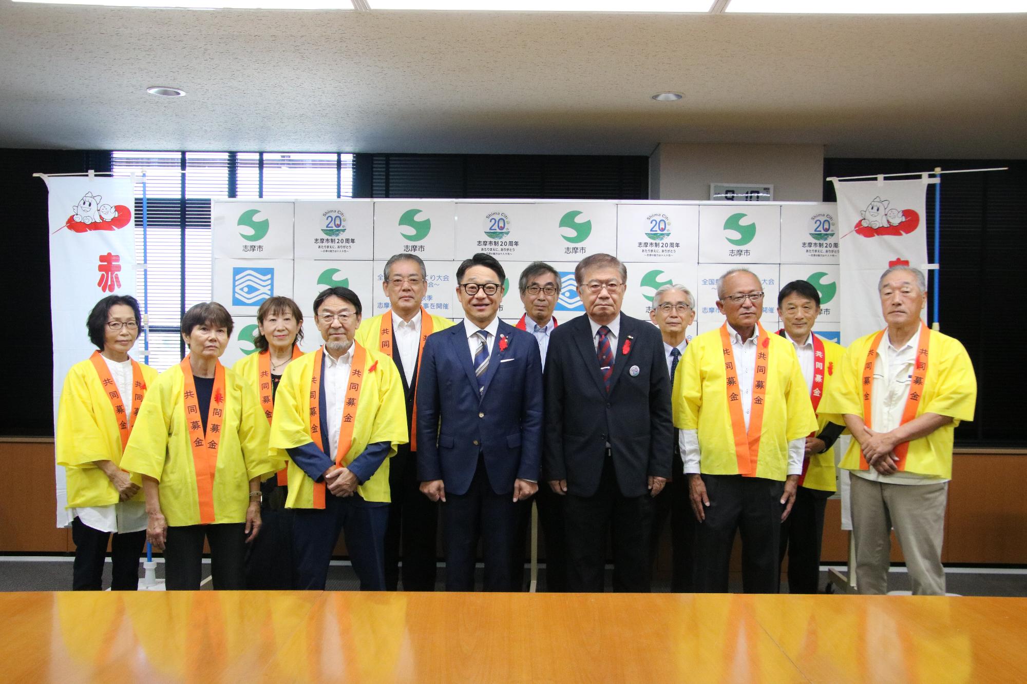 赤い羽根共同募金メッセージ伝達式集合写真