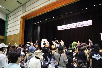 建設フェスタ＆商工まつりお菓子まき写真