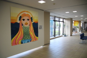 市民ギャラリーに飾られているアマビエ