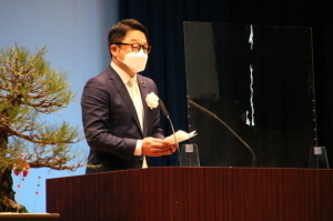 新成人たちに激励の言葉を送る橋爪市長
