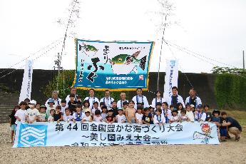 あのりふぐ稚魚放流写真