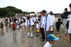 あのりふぐ稚魚放流写真