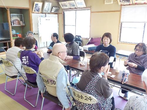 集まりの場で茶話会を行っている写真