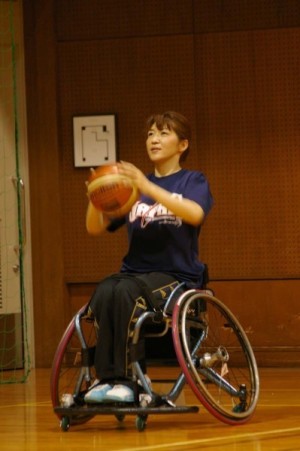 <p>バスケットをする八田由香さん</p>