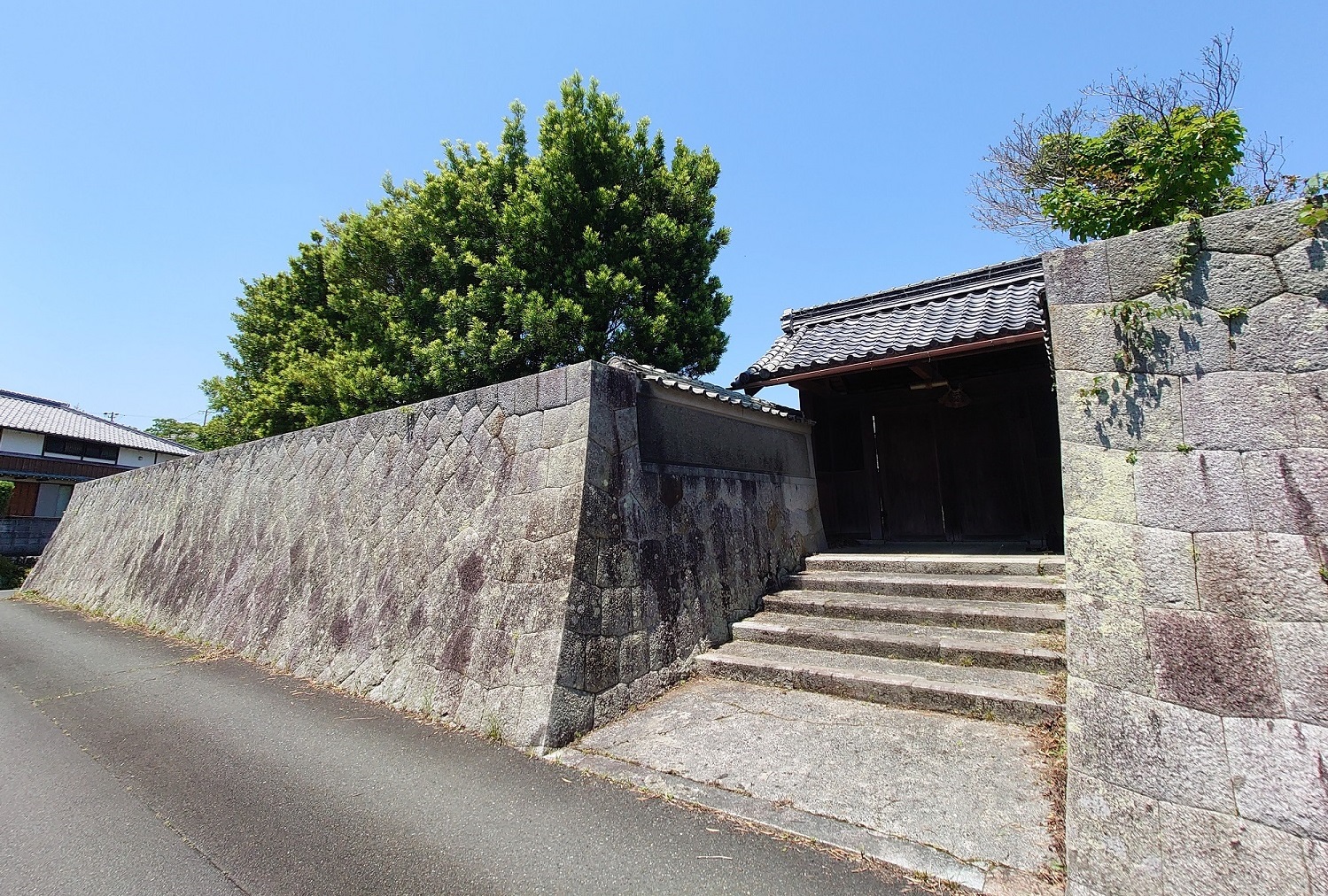 旧向井家住宅正門・石塀（東から撮影）