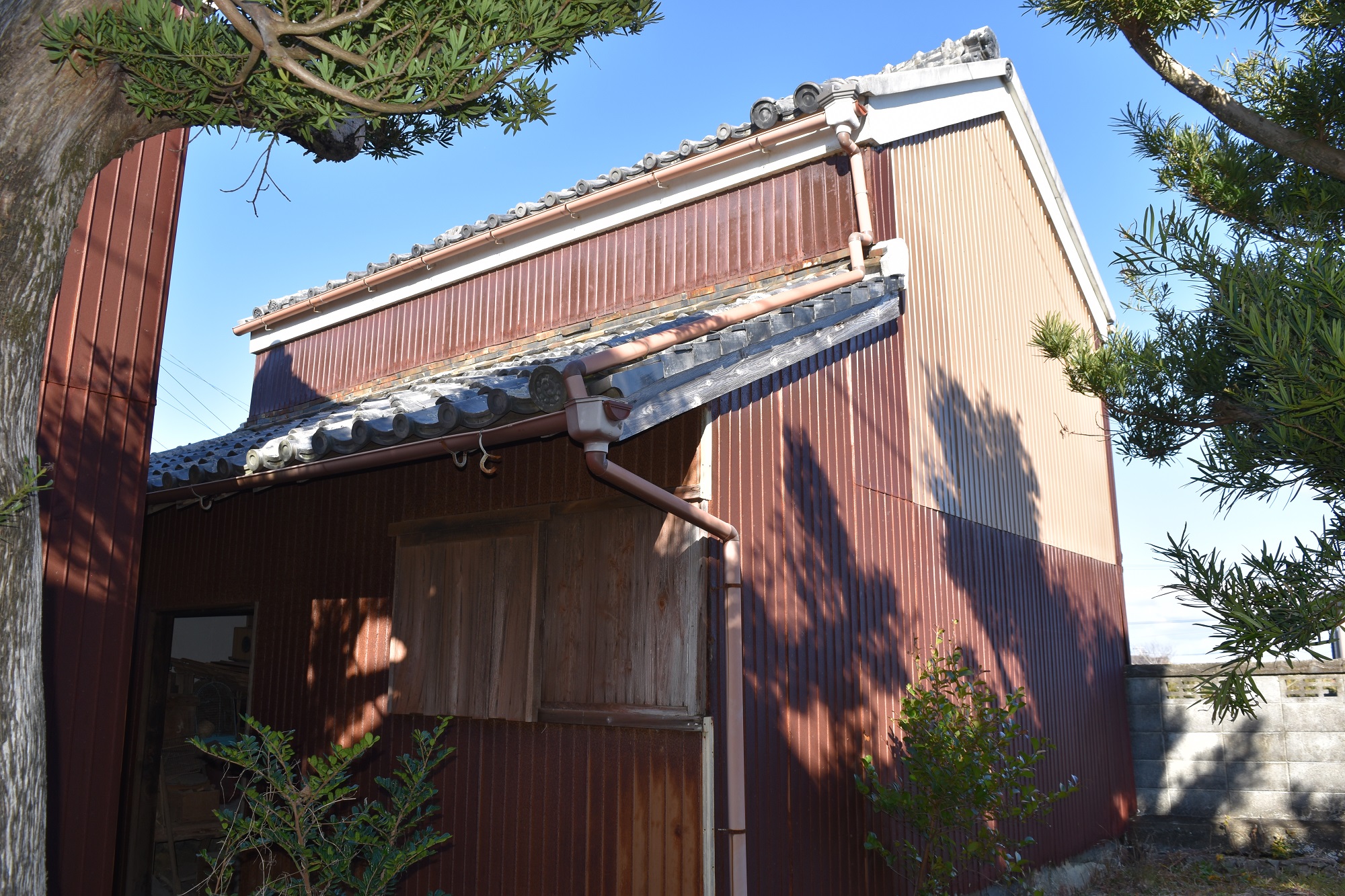 旧向井家住宅道具蔵（南から）