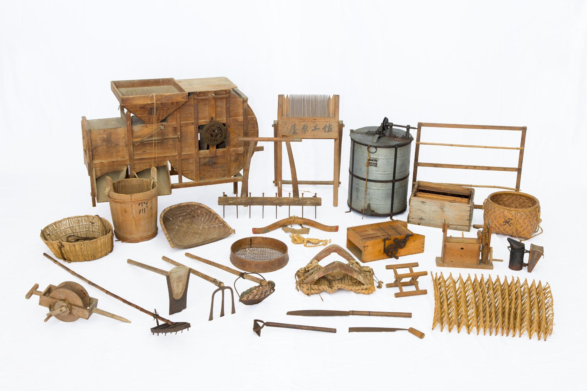 （写真）農耕・養蚕・養蜂・山樵の道具